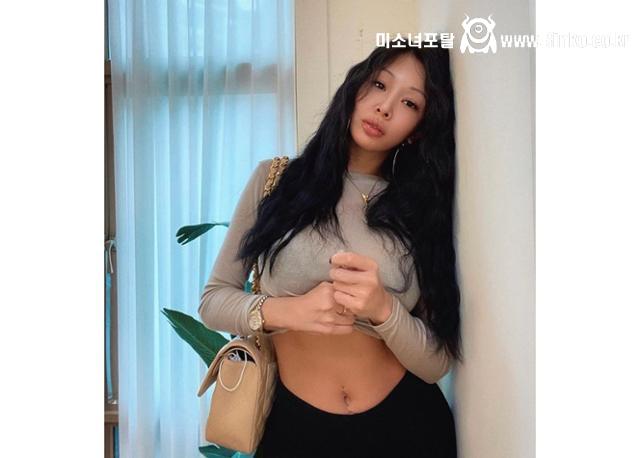 탱크탑 태닝녀 배꼽_34446_1.jpg