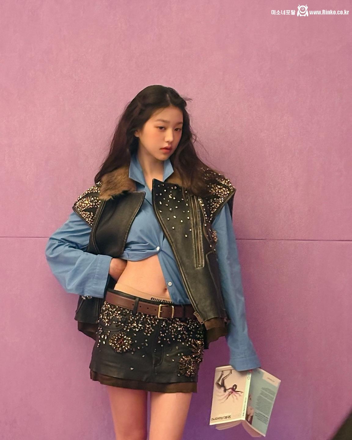 셔츠 옆으로 치워서 배꼽 보여주는 원뇽이_35467_1.jpg