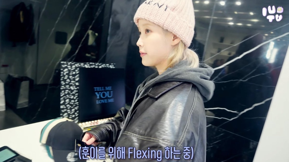 NrZqLu.jpg 가수 아이유가 쓰는 카드ㄷㄷ...jpg