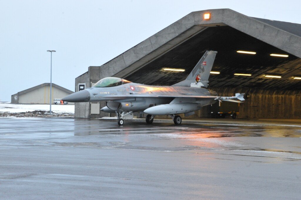 덴마크 F-16.jpg 여러나라가 돌아가며 영공을 방어해주는 나라