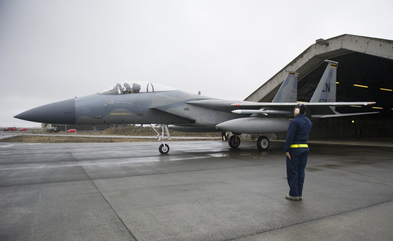 미국 F-15.jpg 여러나라가 돌아가며 영공을 방어해주는 나라