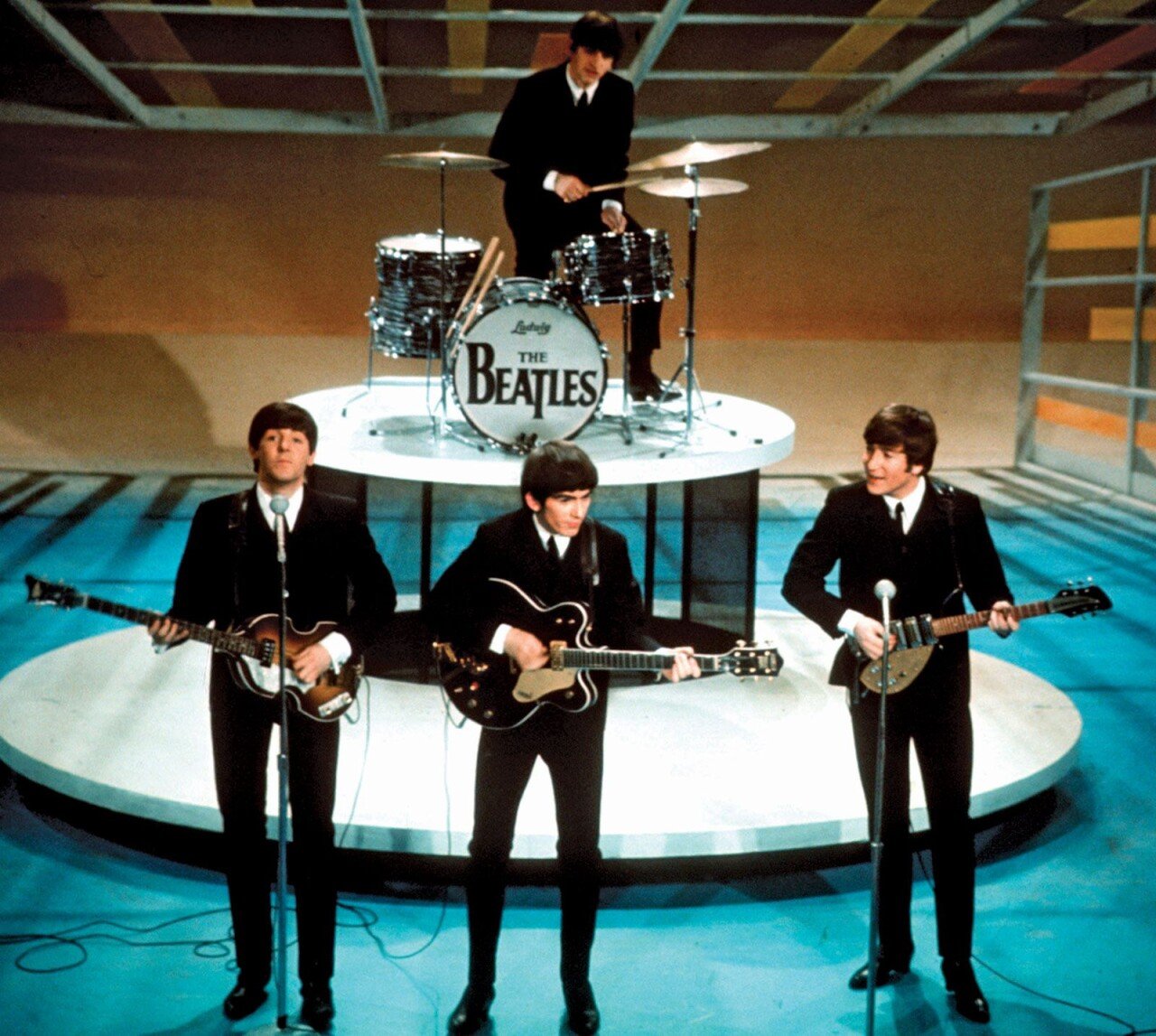 The-Beatles-Ed-Sullivan-Show-foreground-George-February-9-1964.jpg 세상에서 가장 성공한 컨셉질