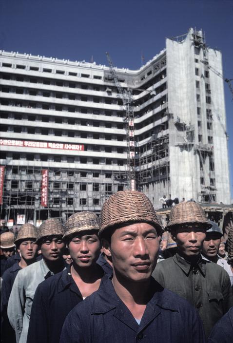 Pyongyang._1981._Construction_workers.jpg 북한 건설현장 사진들 보면