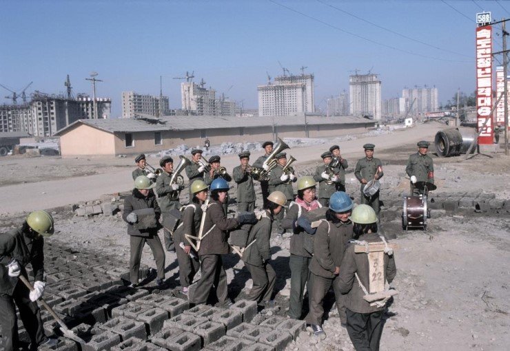 Pyongyang._1986._Workers_carrying_concrete_blocks_to_a_construction_site.jpg 북한 건설현장 사진들 보면