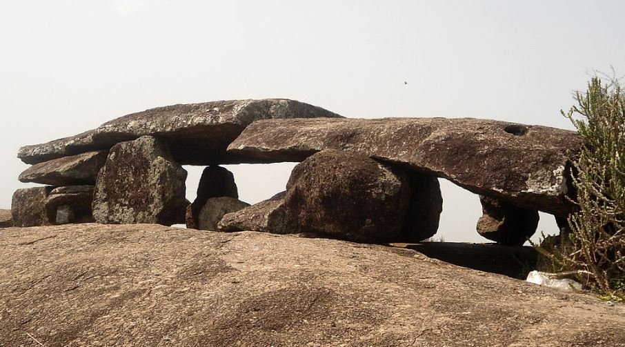 Dolmens_in_Amadalavalasa.jpg 고인돌 특이점