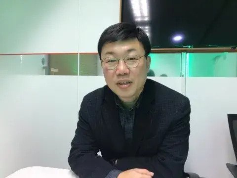 18b3d5fbf6e564a4c.webp.ren.jpg 북한에 사업차 방문했는데 김정일 고추로 섹드립친 사람.JPG