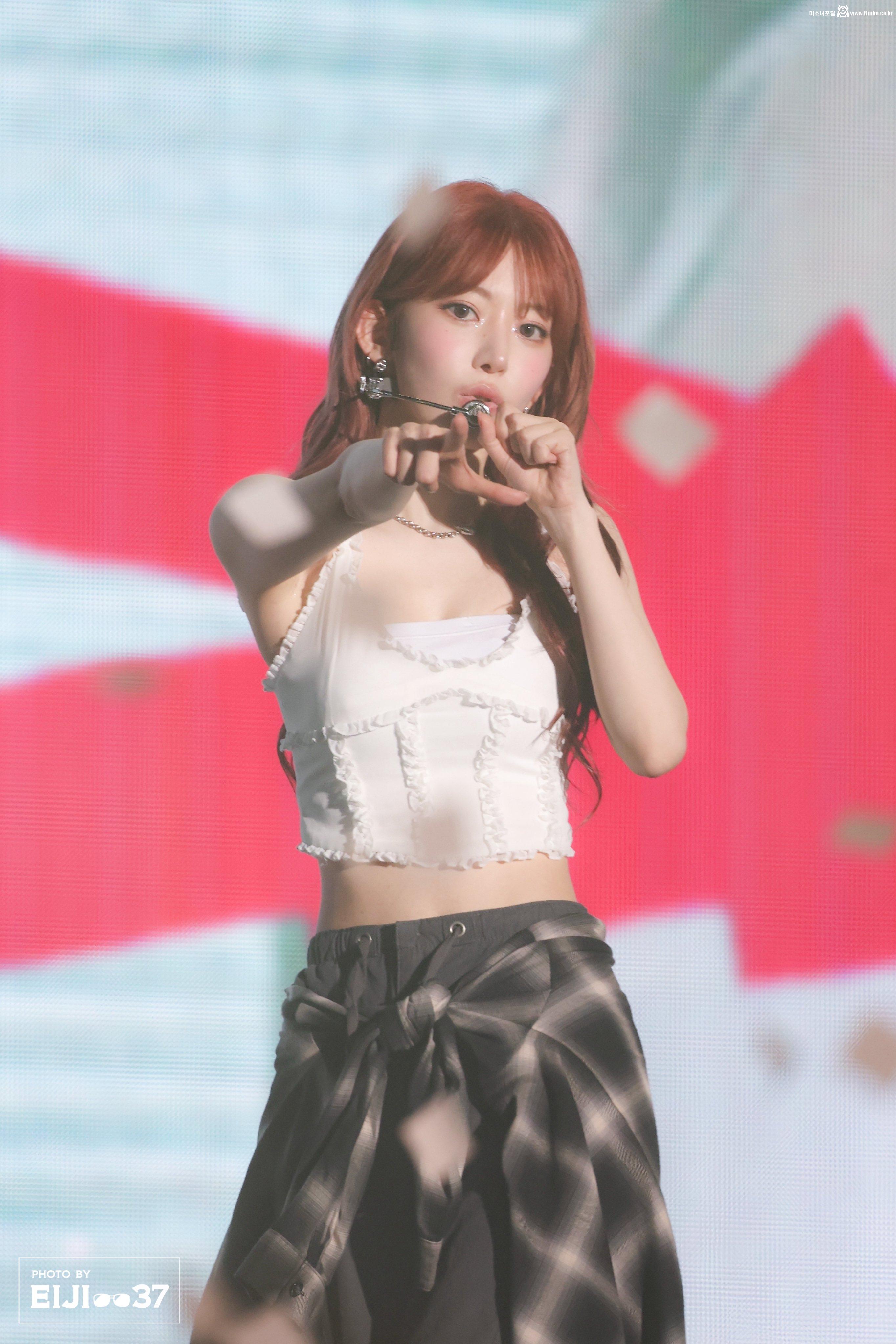 250612 사쿠라 허윤진 카즈하_117363_2.jpg