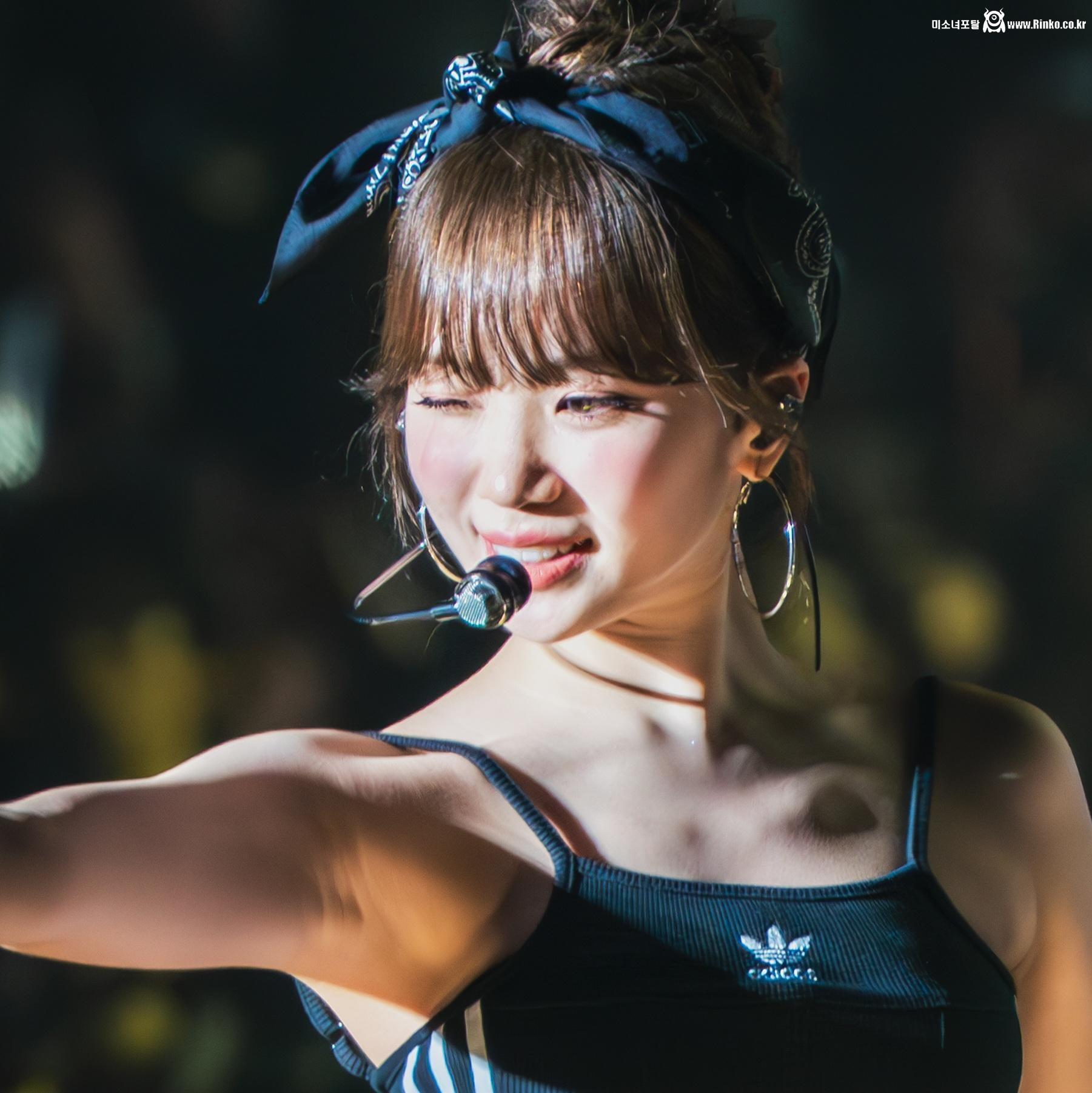 르세라핌 김채원 3단 확대 겨드랑이_117477_1.jpg