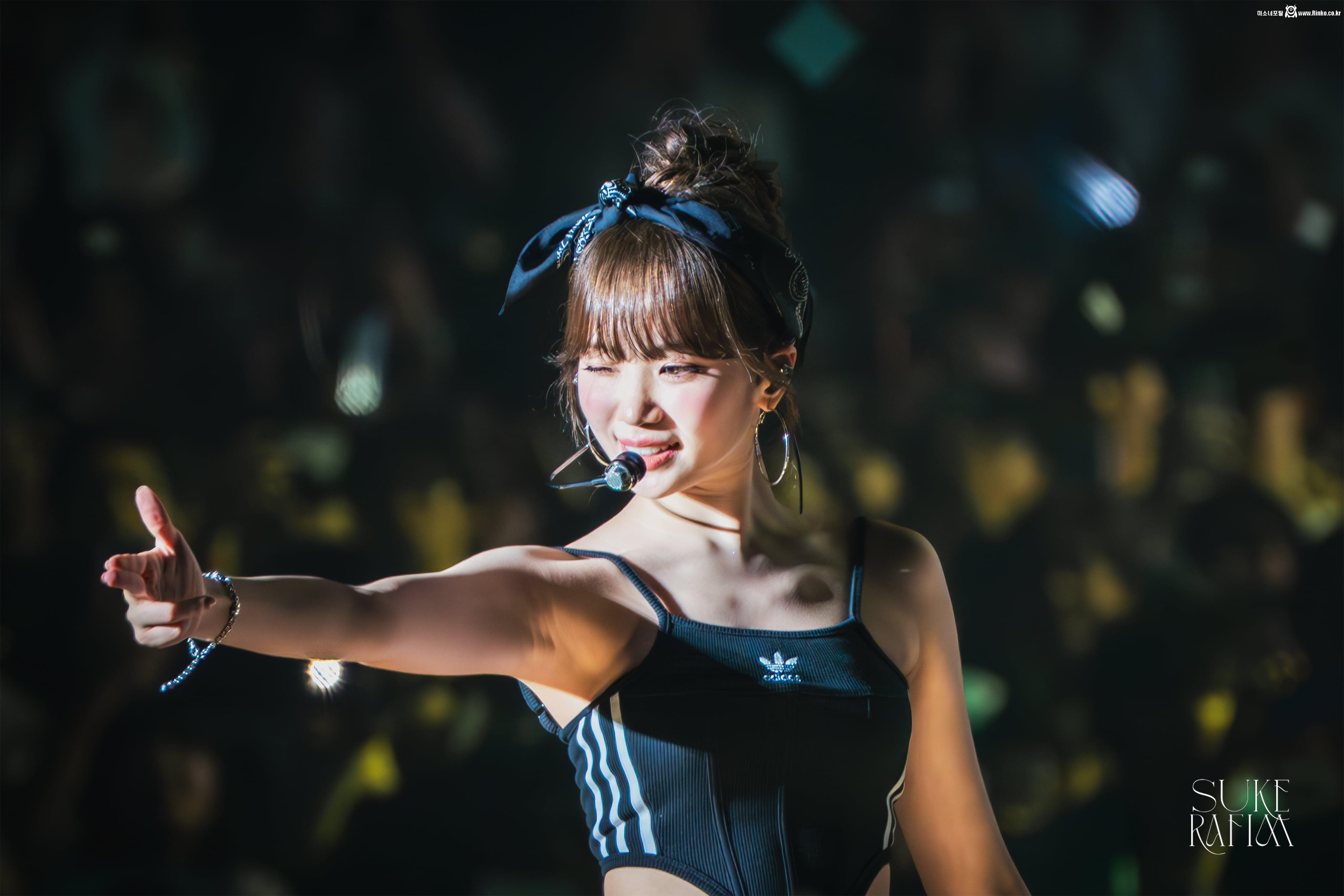 르세라핌 김채원 3단 확대 겨드랑이_117477_3.jpg