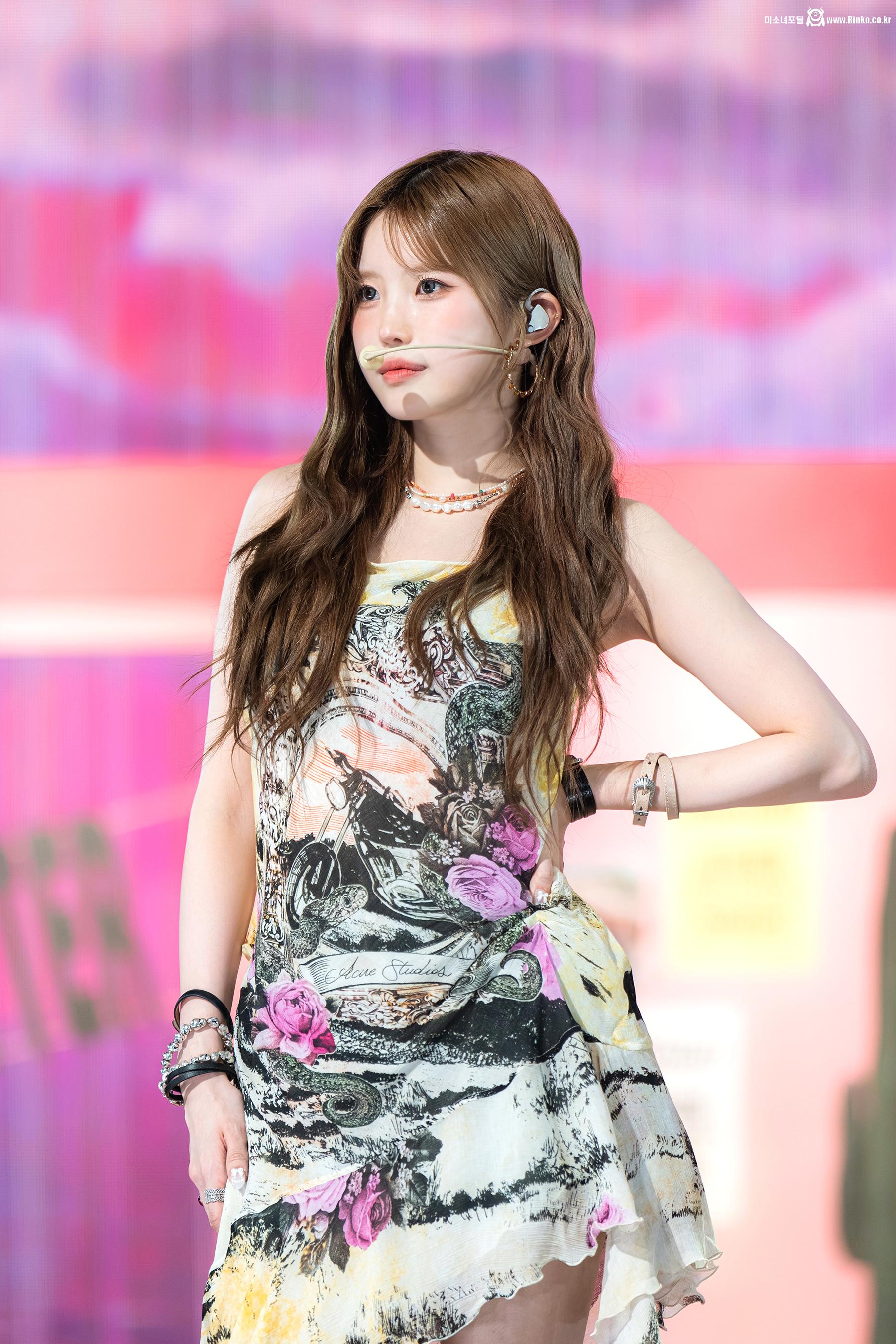 프로미스나인 송하영 착색겨_118154_1.jpg