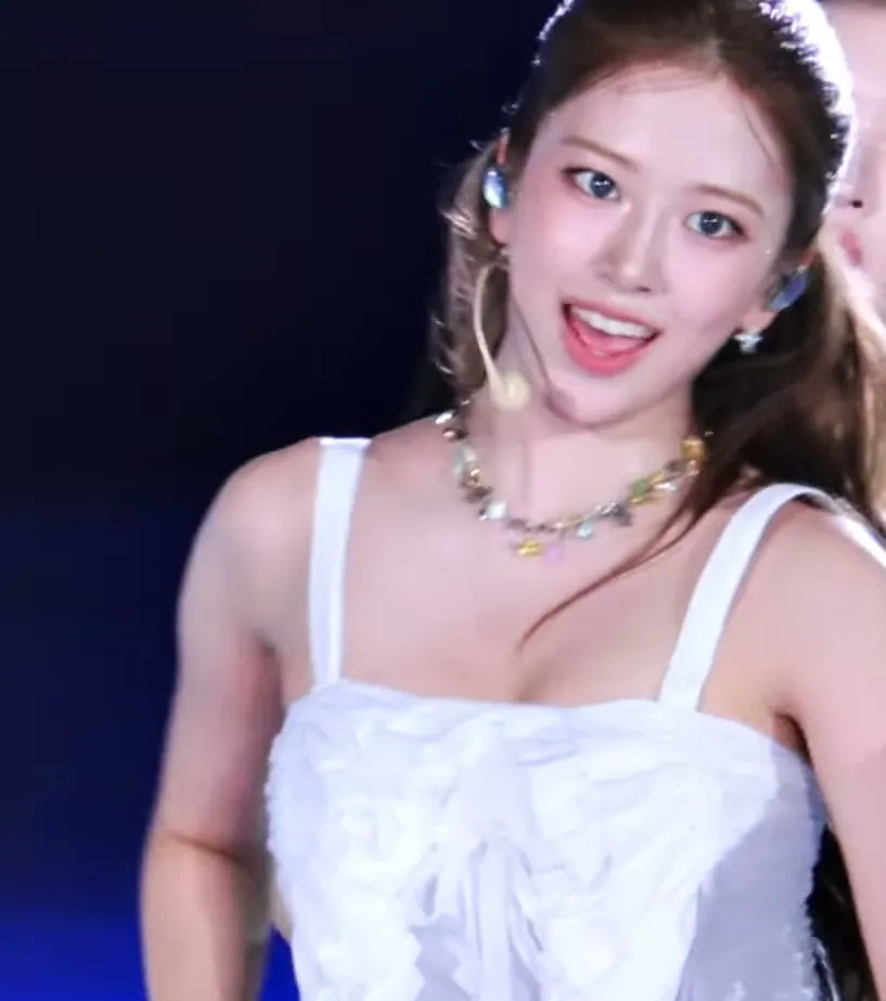 250705 안유진_118325_11.webp