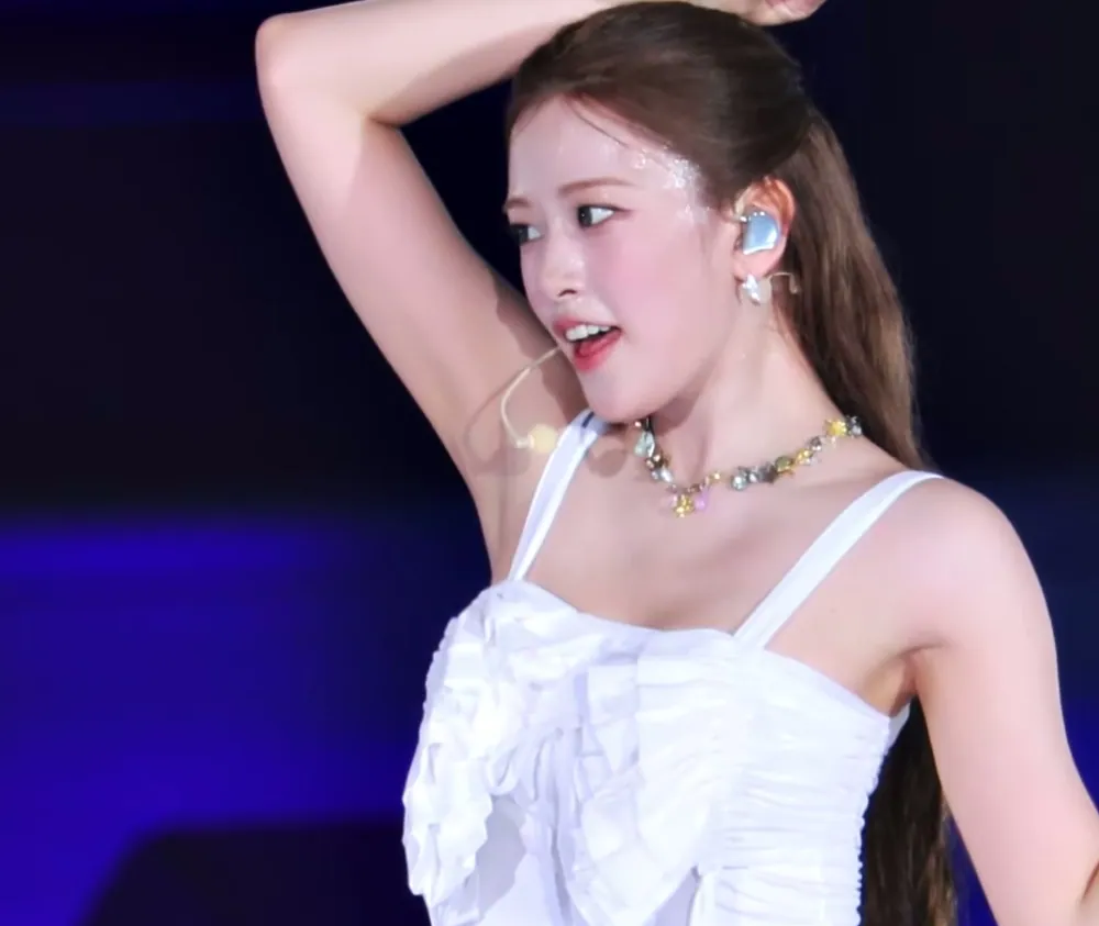 250705 안유진_118325_4.webp