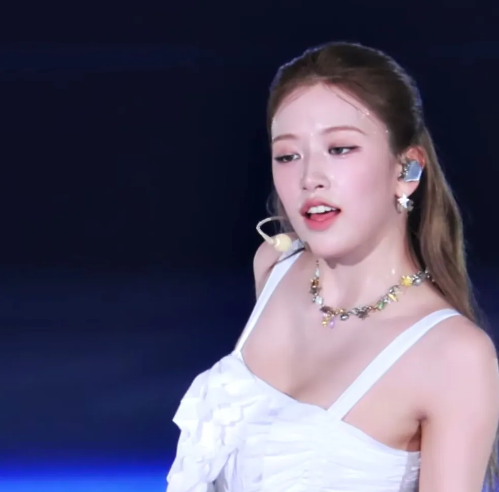 250705 안유진_118325_7.webp