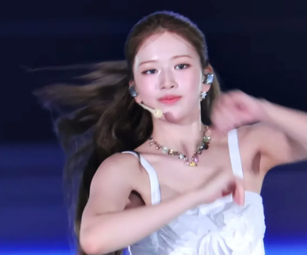 250705 안유진_118325_8.webp