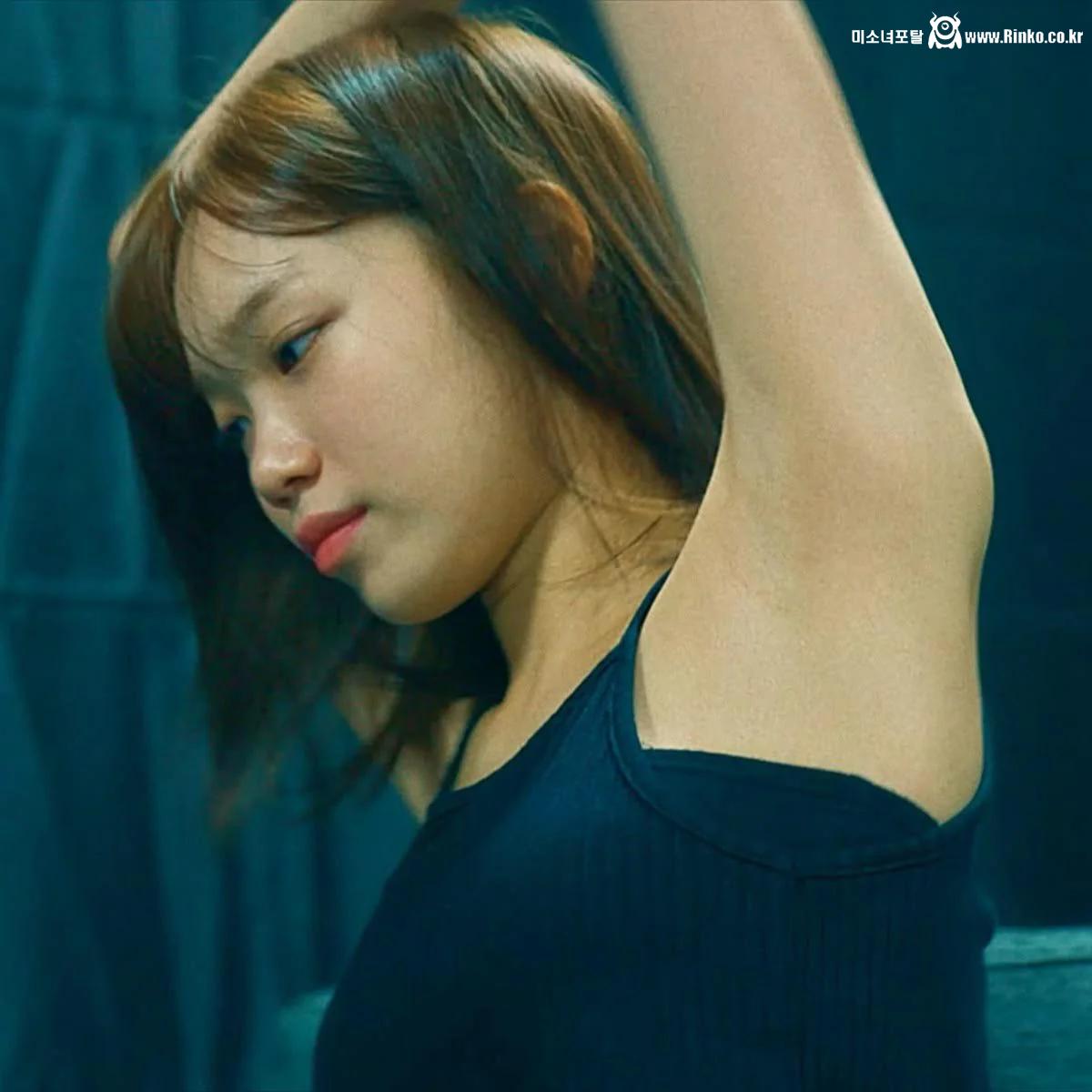 르세라핌 김채원 겨드랑이_118423_1.webp.jpg