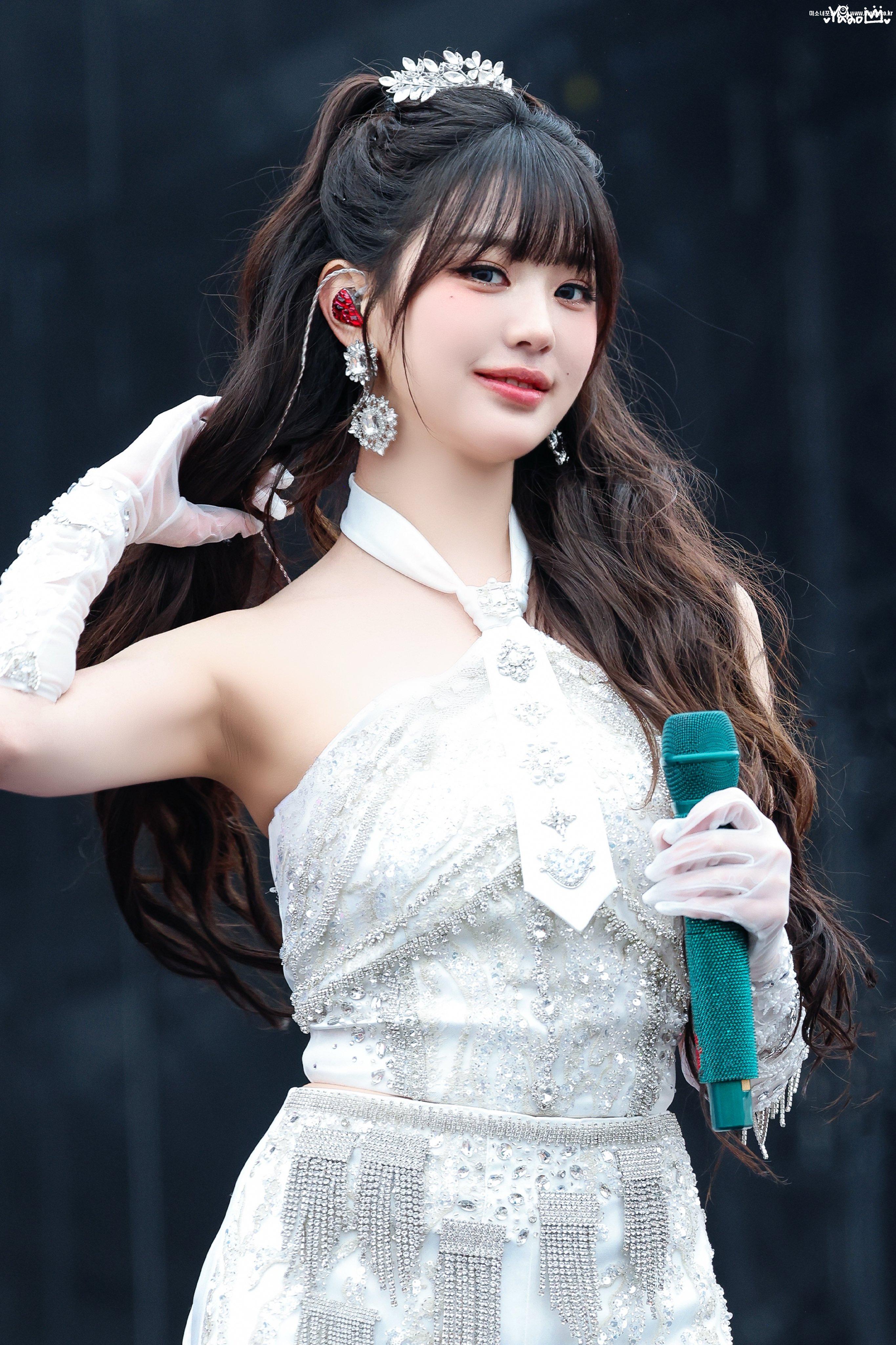 250712 장원영 안유진_118627_3.jpg