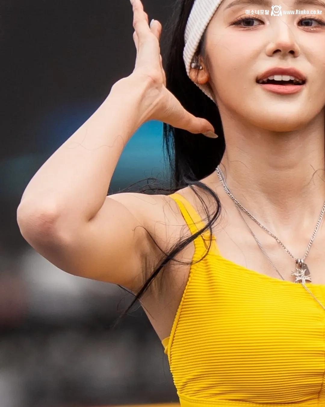 이달의소녀 아르테미스 진솔 확대 겨드랑이_118991_2.jpg