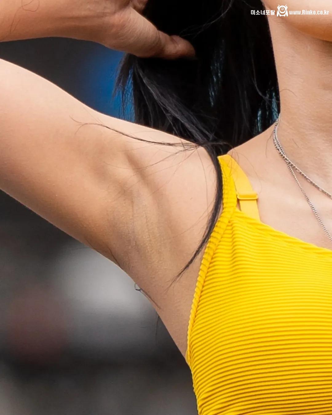 이달의소녀 아르테미스 진솔 확대 겨드랑이_118991_3.jpg