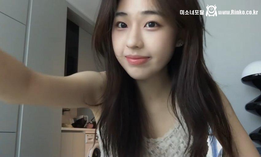 수줍게 내민 혼자놀기 유튜버 겨_119018_2.jpg
