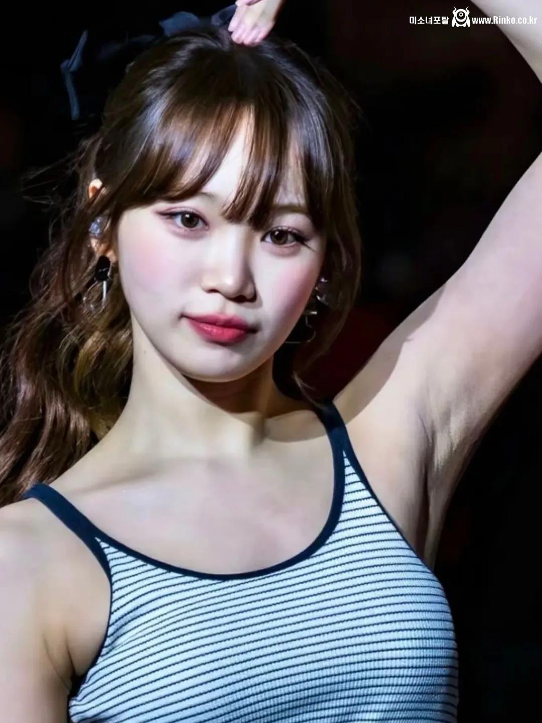 르세라핌 김채원 겨드랑이_119461_1.jpg