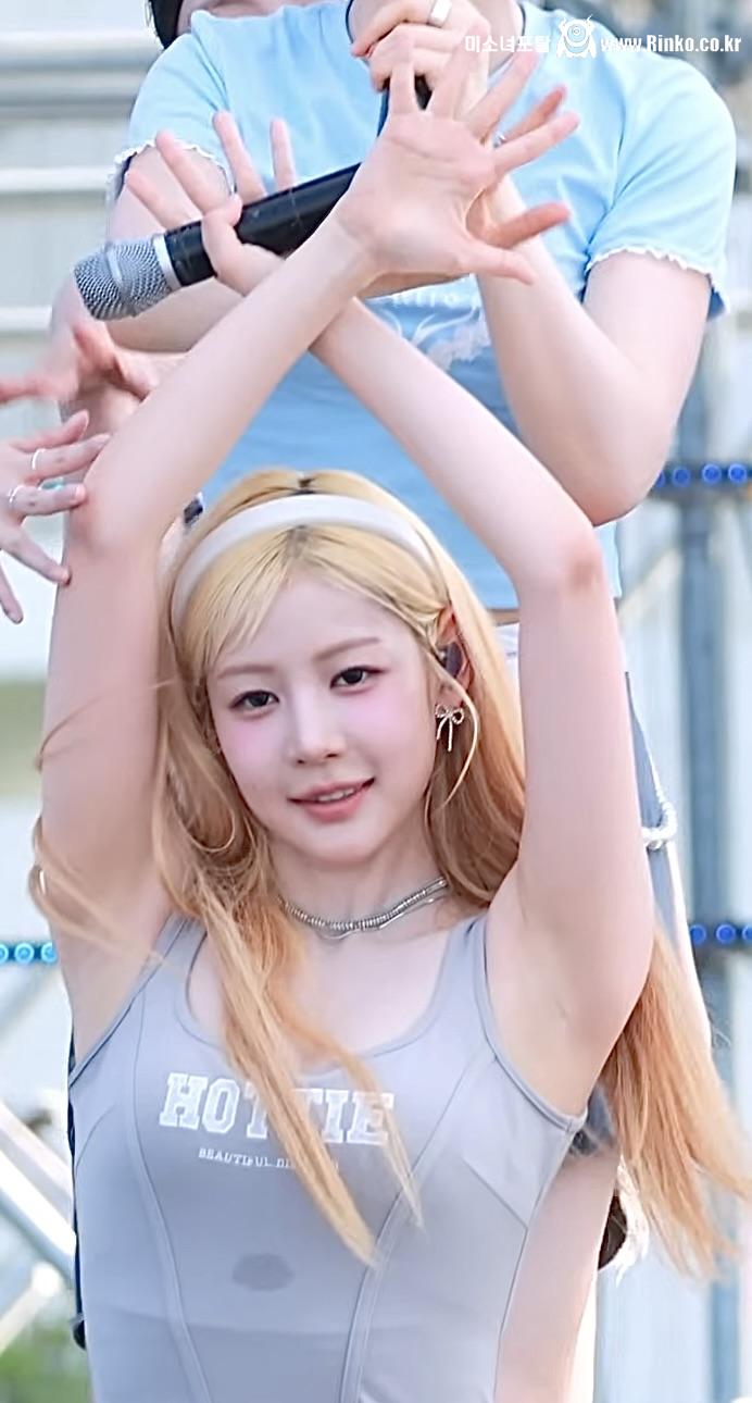 오늘 땀 살짝 난 피프티 예원_119466_2.jpg