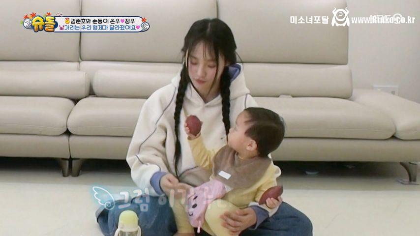 애기가 주는, 고구마 먹은 뉴진지 민지 표정