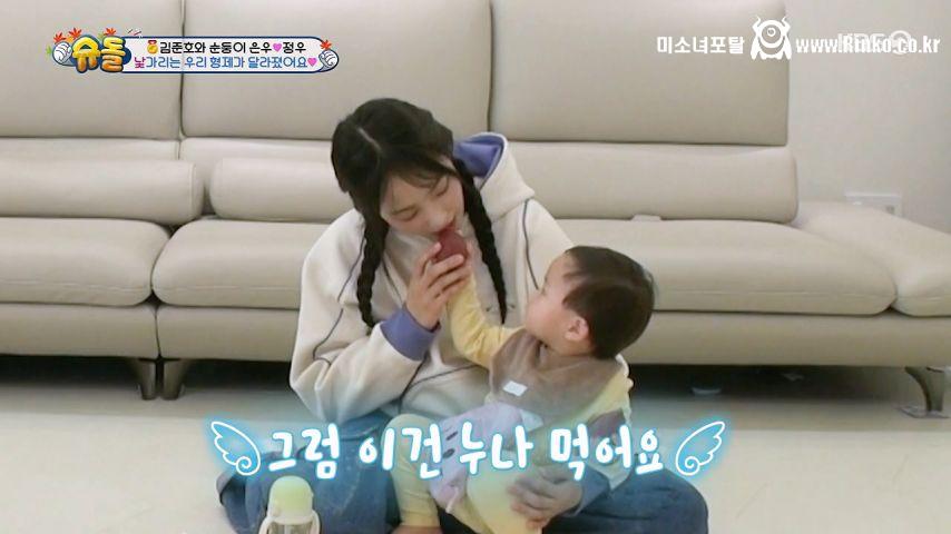 애기가 주는, 고구마 먹은 뉴진지 민지 표정