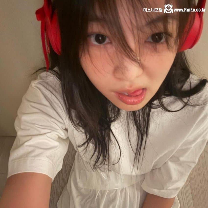 귀여운 표정짓는 블랙핑크 제니