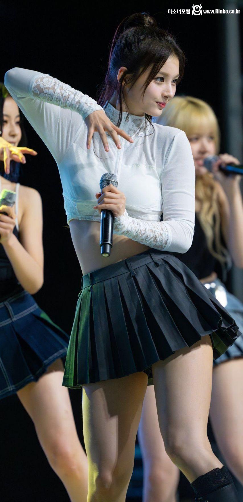 엔믹스 설윤 짧은 테니스치마 입고 상의 레이스 크롭탑 약노출 레전드급 사진