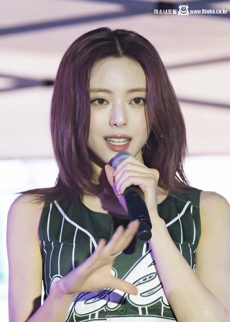 성균관대 축제 ITZY 유나 밝은 미소