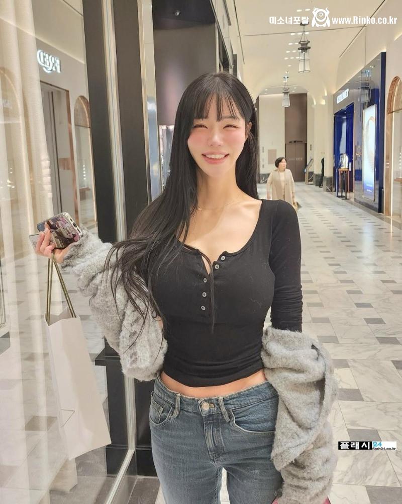 평소에는 옷차림 얌전한 레이싱걸 민한나