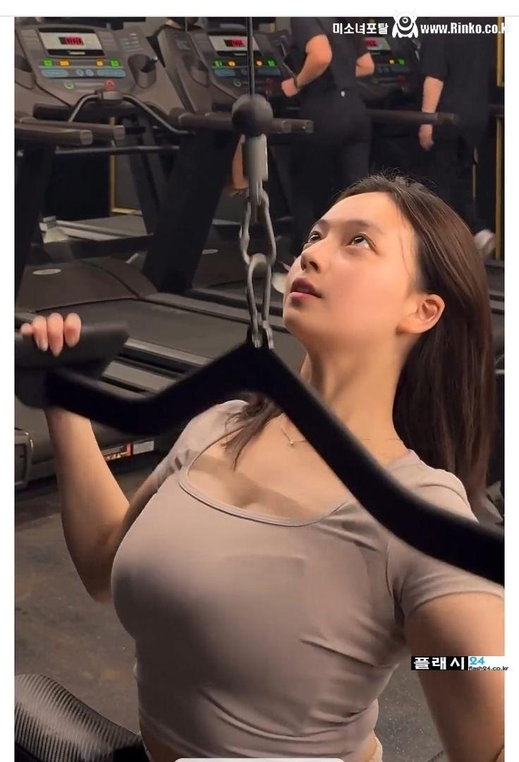 헬스장 출석율99% 쇠질 카리나 다롱