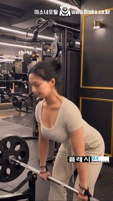 헬스장 출석율99% 쇠질 카리나 다롱