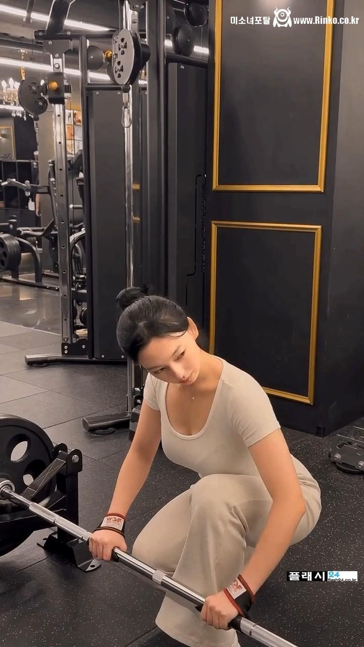 헬스장 출석율99% 쇠질 카리나 다롱