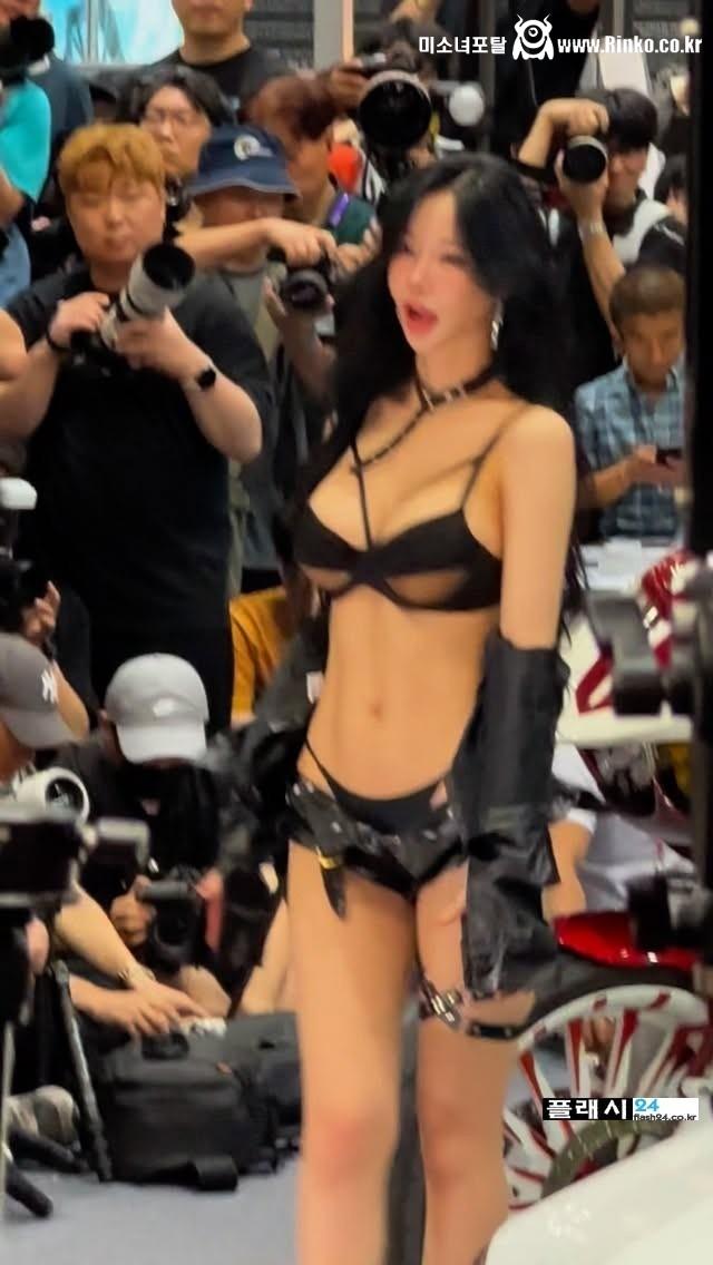 팬서비스 확실히 해주는 레이싱모델 민한나