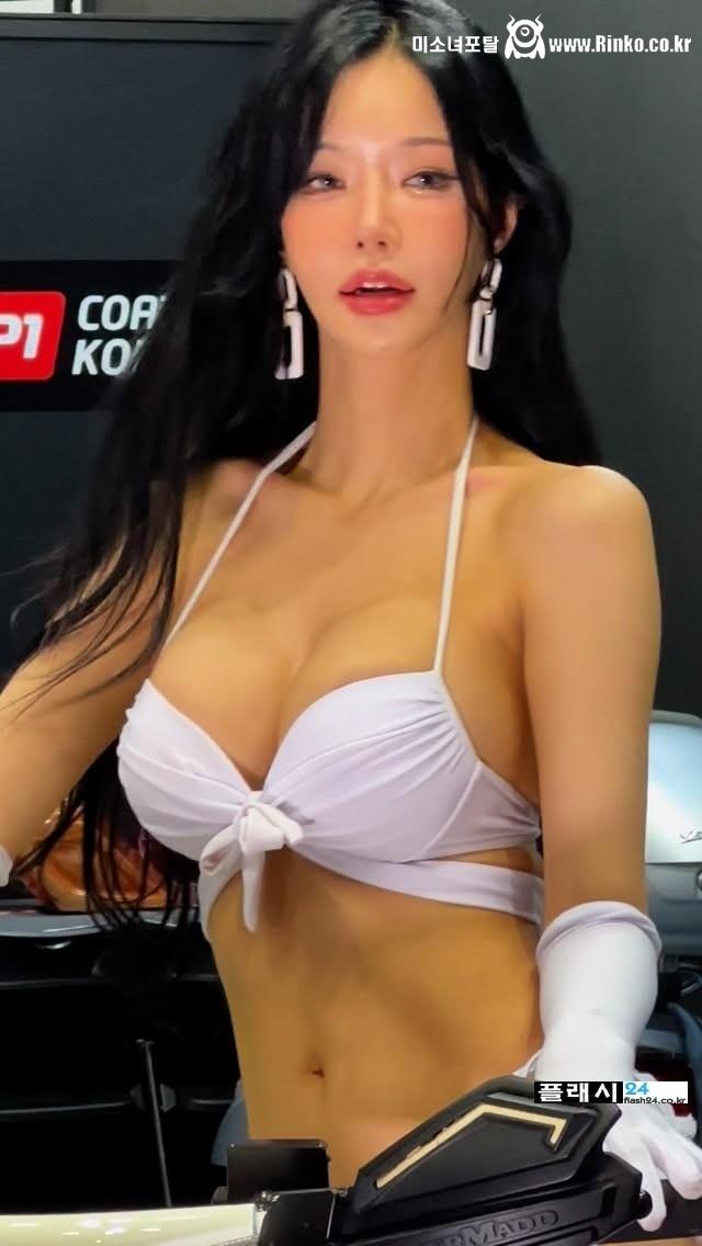 팬서비스 확실히 해주는 레이싱모델 민한나