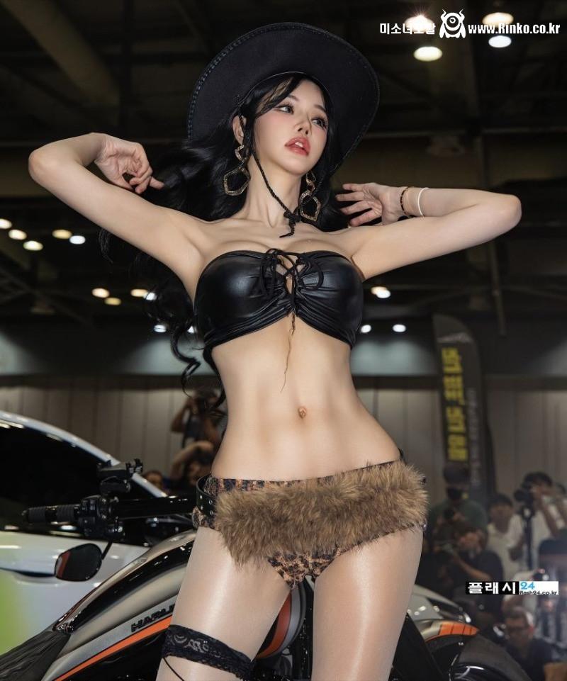 시선 사로잡는 민한나 가죽 튜브탑