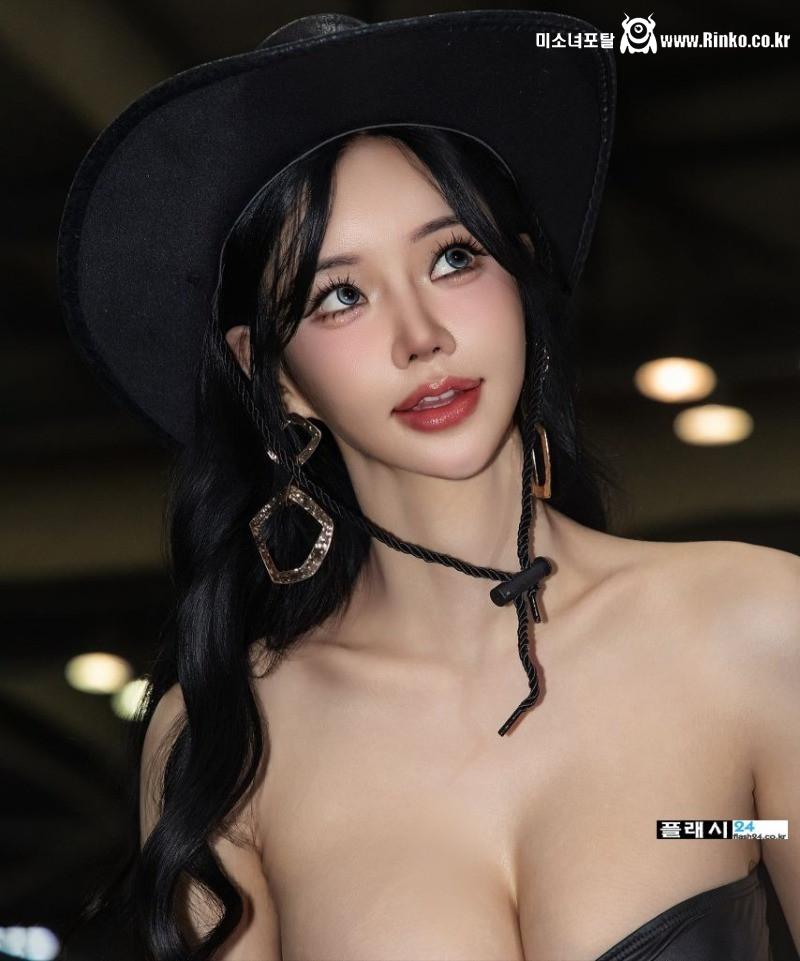 시선 사로잡는 민한나 가죽 튜브탑