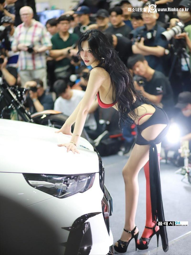 시선 사로잡는 민한나 가죽 튜브탑