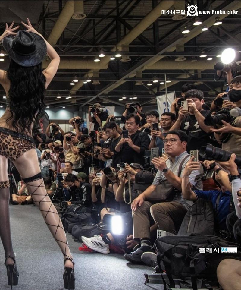 시선 사로잡는 민한나 가죽 튜브탑