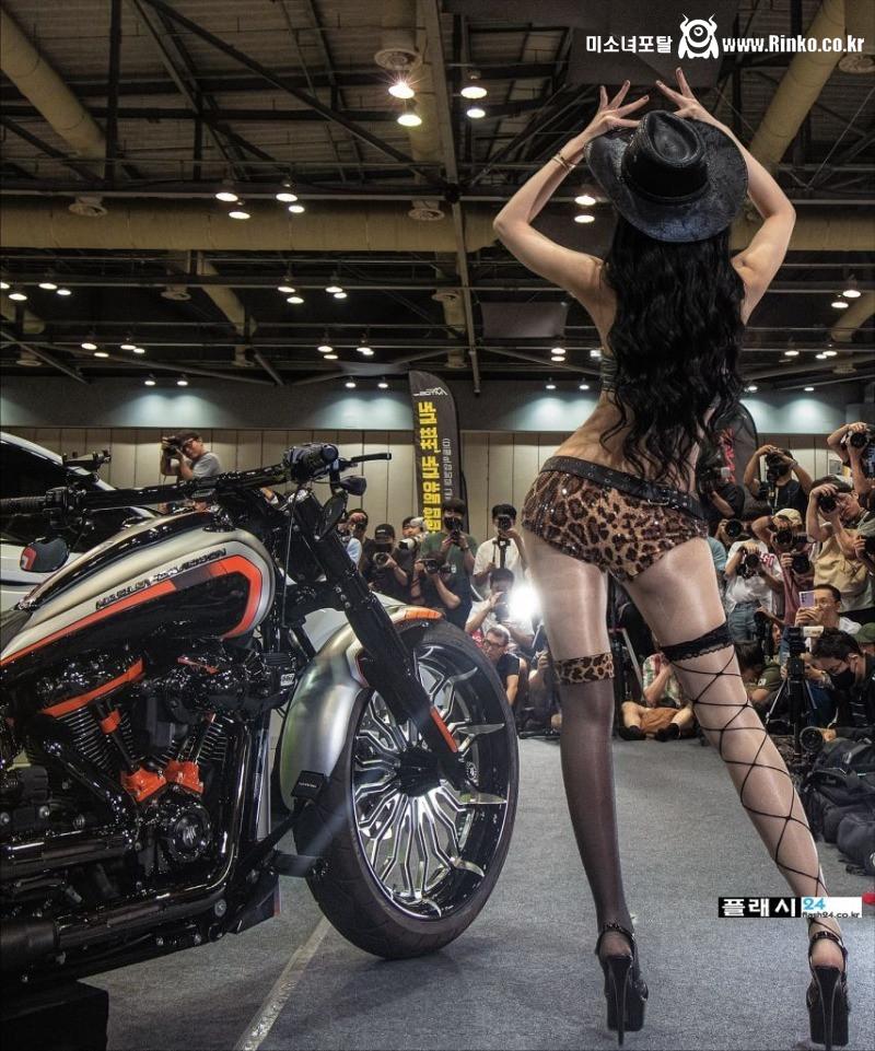 시선 사로잡는 민한나 가죽 튜브탑