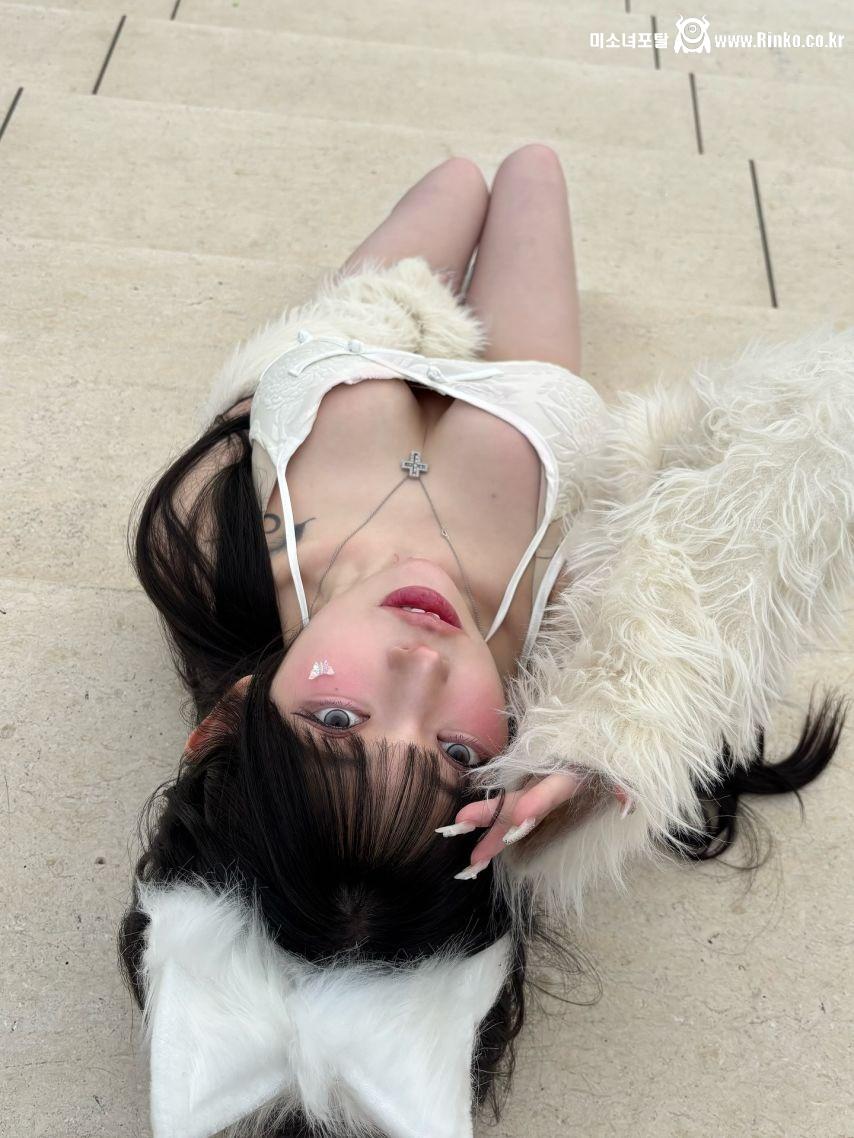 나는 너의 고양이야 끈나시 가슴골