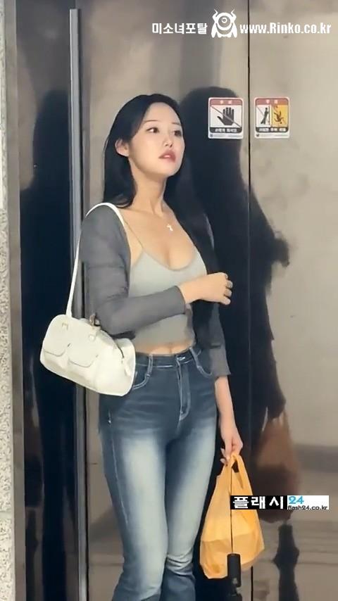 출근하는 조예은 치어리더 볼륨감