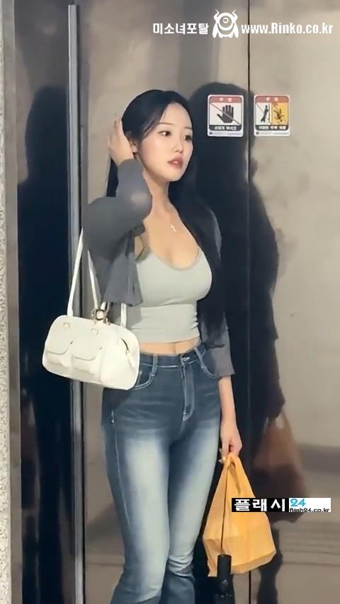 출근하는 조예은 치어리더 볼륨감