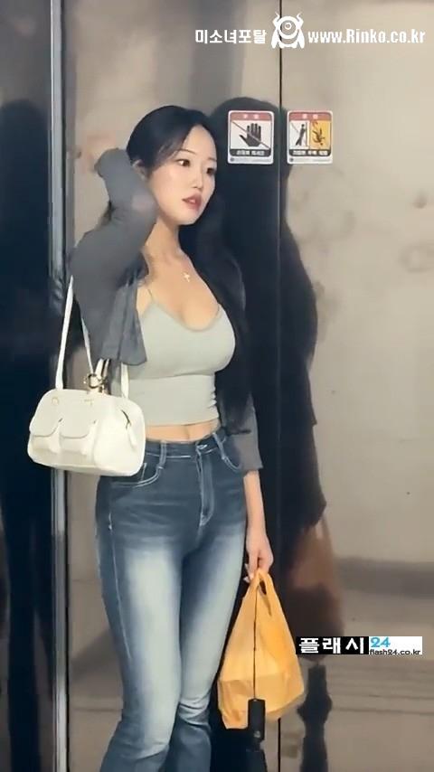 출근하는 조예은 치어리더 볼륨감