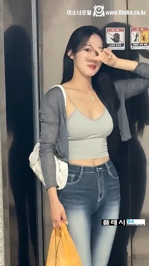 출근하는 조예은 치어리더 볼륨감