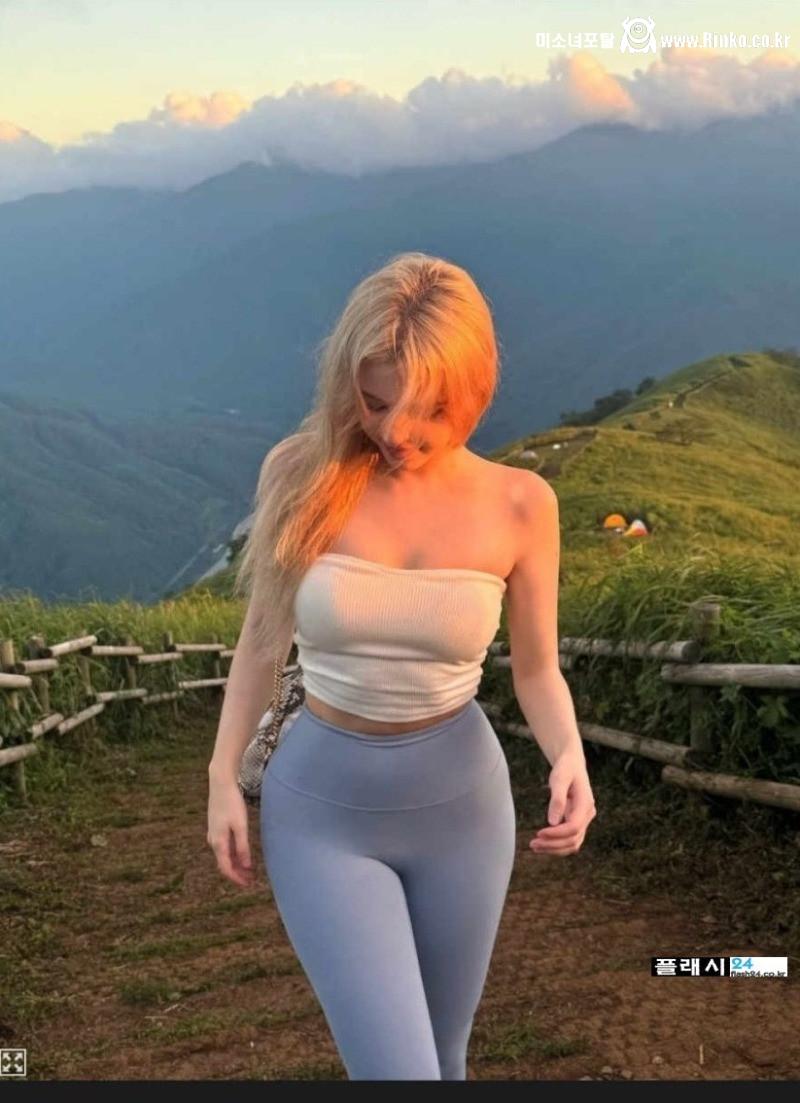 레깅스 입고 민둥산 등산 98년생 한국녀 장엘리나