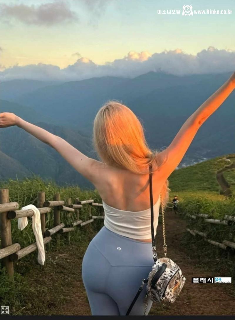 레깅스 입고 민둥산 등산 98년생 한국녀 장엘리나