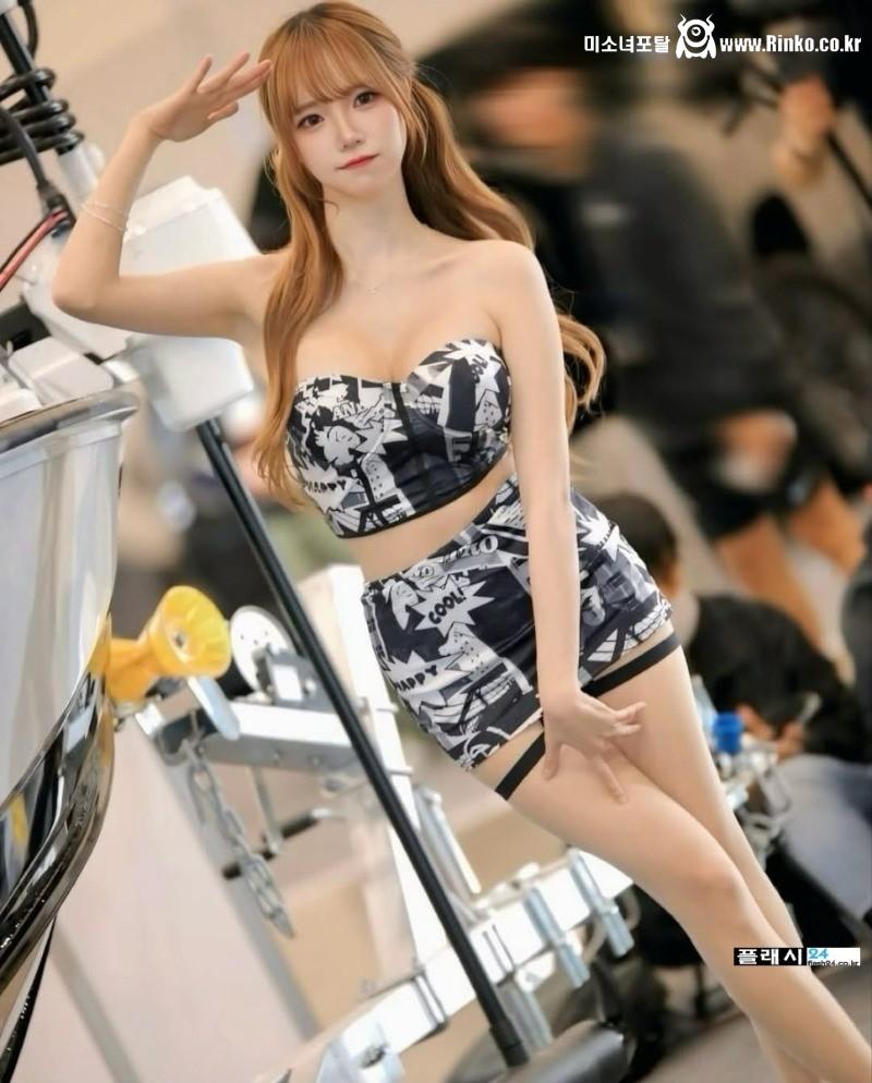 모터쇼에서 빛나는 레이싱모델 민채