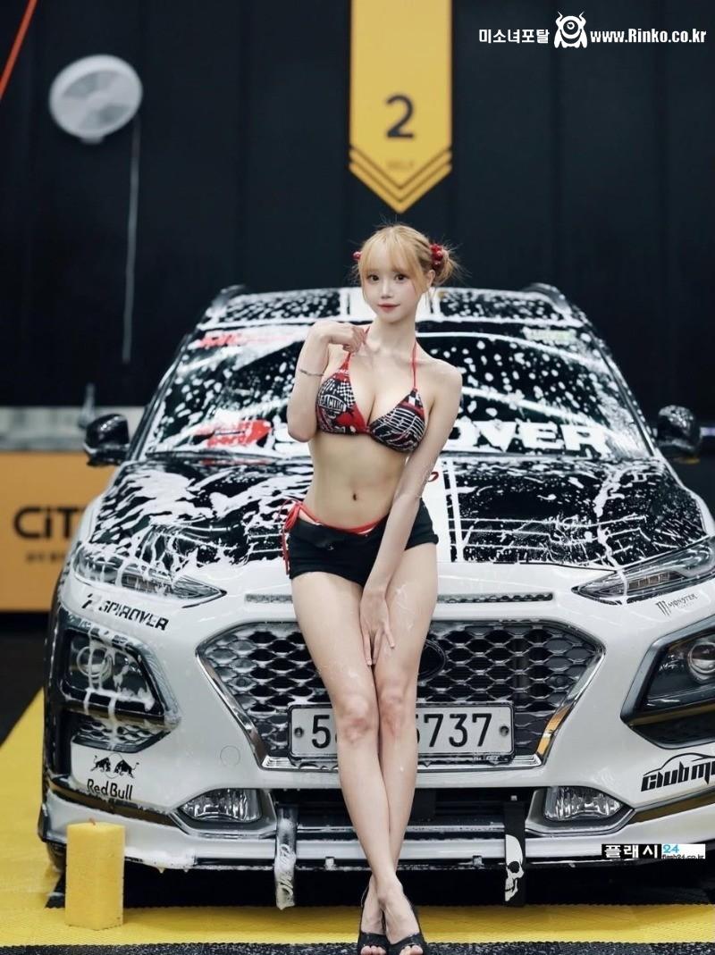 모터쇼에서 빛나는 레이싱모델 민채